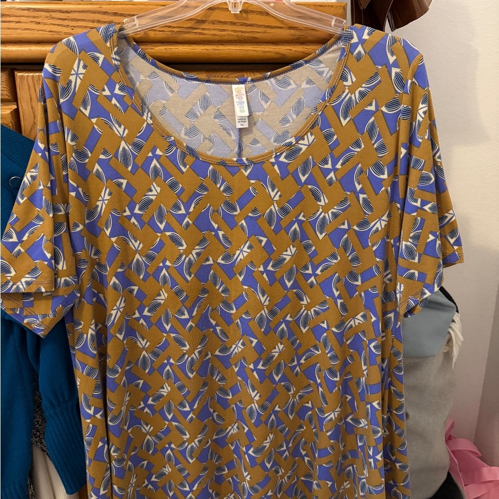LuLaRoe Short Sleeve Top in Blue and Brown Pattern (47)